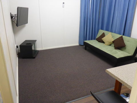 Holiday House Clermont - Kalgoorlie Accommodation 3