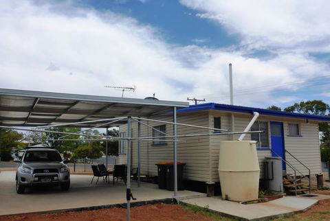 Holiday House Clermont - Kalgoorlie Accommodation 2