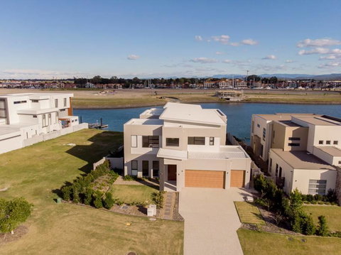 HomePlus - Luxury Living In Sanctuary Cove - Kalgoorlie Accommodation 1