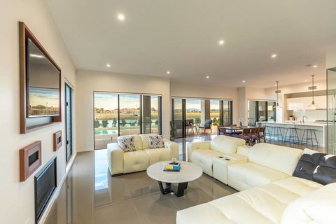 HomePlus - Luxury Living In Sanctuary Cove - Kalgoorlie Accommodation 2