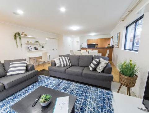 ISOLATION READY!! Super Size Me!! Top Location. Isolation Ready. Sanitised. Free CAT Bus, Pool, Gym And Everything At Your Finge - Kalgoorlie Accommodation 1