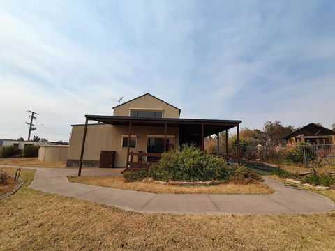 Kelman Cottage - Tucked Away With Pool + Native Wildlife - Kalgoorlie Accommodation 2