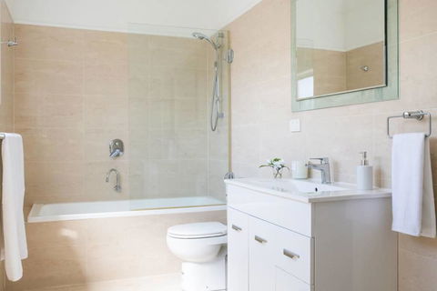 Kinross Cottage - Neat And Stylish, Sleeps 9 - Kalgoorlie Accommodation 2