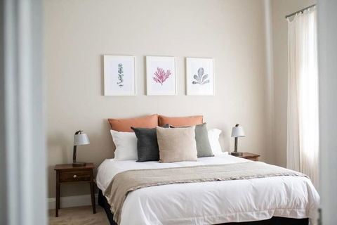 Kinross Cottage - Neat And Stylish, Sleeps 9 - Kalgoorlie Accommodation 3