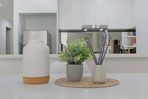 KOZYGURU MASCOT WALK TO STATION MODERN DESIGNER 2 BED APT FREE PARKING NMA260-312 - Kalgoorlie Accommodation 2