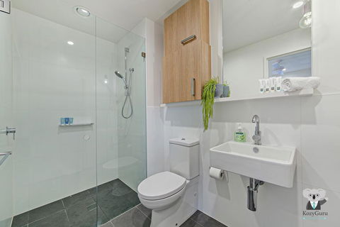 KOZYGURU WOLLI CREEK KOZY 1 BED APT SYDNEY AIRPORT & SYDNEY CBD NWC020 - Kalgoorlie Accommodation 2