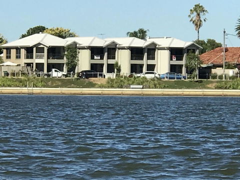 Lake Breeze - Kalgoorlie Accommodation 0