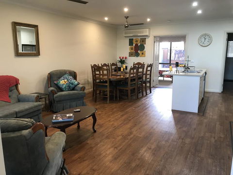 Lake Breeze - Kalgoorlie Accommodation 3