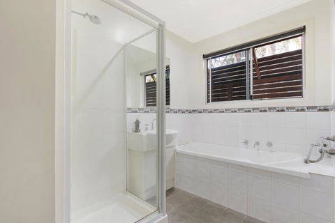 Lake House - Kalgoorlie Accommodation 3