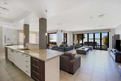 Lake Sunrise - Mulwala - Kalgoorlie Accommodation 0