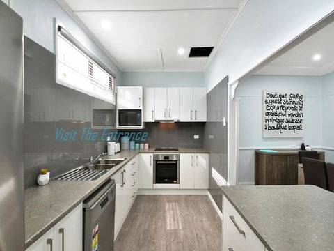 Lakeside House & Cabin - Kalgoorlie Accommodation 0