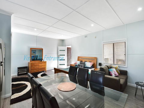 Lakeside House & Cabin - Kalgoorlie Accommodation 1