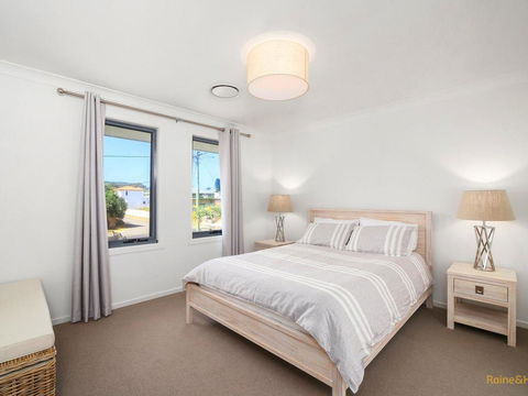 Lakeside Luxury - 13 Lake Street - Kalgoorlie Accommodation 3