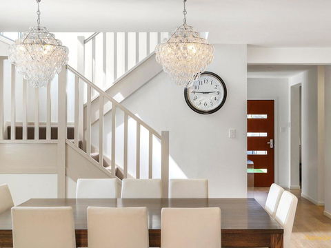 Lakeside Luxury - 13 Lake Street - Kalgoorlie Accommodation 1