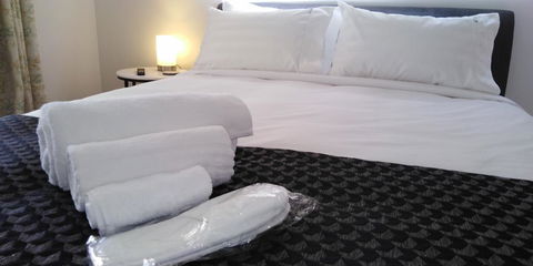 Lakeside Retreat & Business - Kalgoorlie Accommodation 2