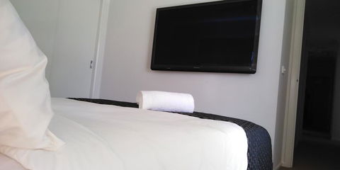 Lakeside Retreat & Business - Kalgoorlie Accommodation 1