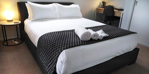 Lakeside Retreat & Business - Kalgoorlie Accommodation 0