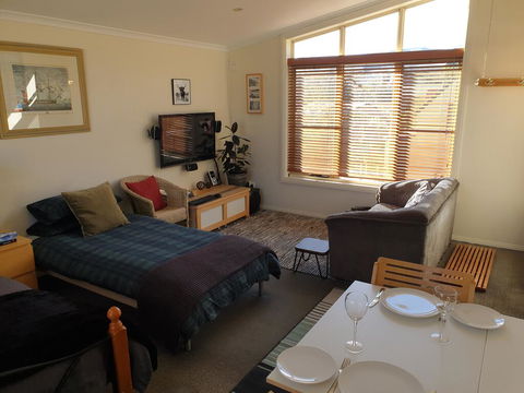 Lakeside Studio - Kalgoorlie Accommodation 2