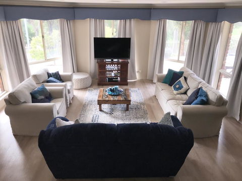 Large Family Home - Kalgoorlie Accommodation 0