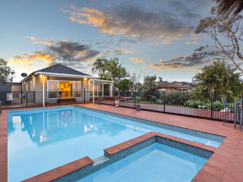 Lavish Lakefront Pool House - Kalgoorlie Accommodation 0