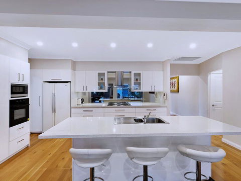 Lavish Lakefront Pool House - Kalgoorlie Accommodation 3