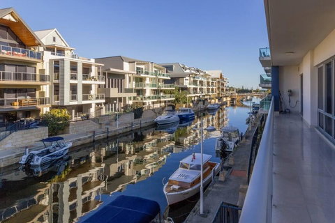 Luxurious Mandurah Marina Apartment - Kalgoorlie Accommodation 0