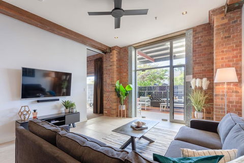 Luxury 3 Brm 2 Bath Woolstore Apt With Courtyard - Kalgoorlie Accommodation 1