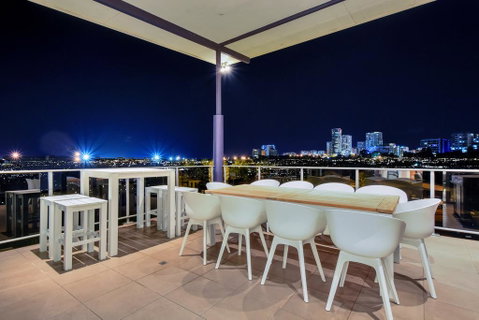 Luxury Darwin City Lights Jacuzzi Central Location Large House New Furnishings - Kalgoorlie Accommodation 0