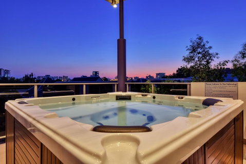Luxury Darwin City Lights Jacuzzi Central Location Large House New Furnishings - Kalgoorlie Accommodation 3