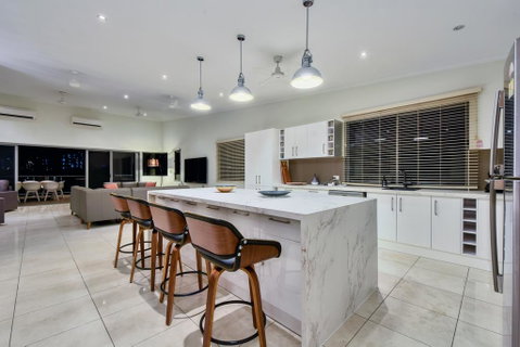 Luxury Darwin City Lights Jacuzzi Central Location Large House New Furnishings - Kalgoorlie Accommodation 2