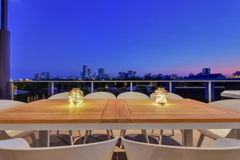 Luxury Darwin City Lights Jacuzzi Central Location Large House New Furnishings - Kalgoorlie Accommodation 1