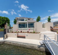 Luxury Waterfront Family Entertainer on Dolphin - Kalgoorlie Accommodation