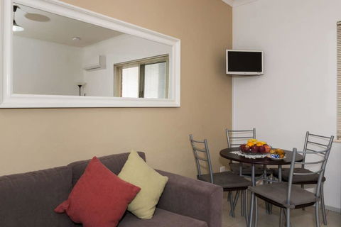 M104 Central Location In Free Transit Zone - Kalgoorlie Accommodation 0