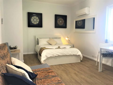 M207 Within The Free Transit Zone. Central Studio - Kalgoorlie Accommodation 1
