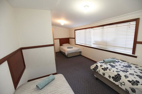 Macquarie Cottage - Kalgoorlie Accommodation 3