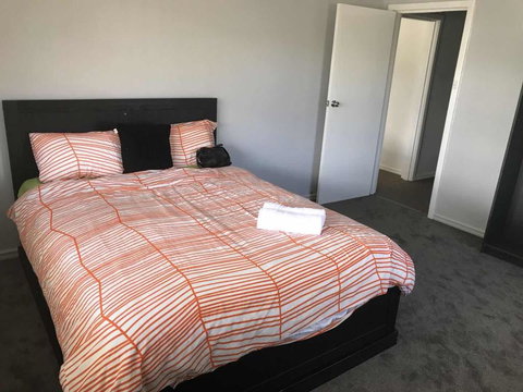Maddington House Unit A - Kalgoorlie Accommodation 1