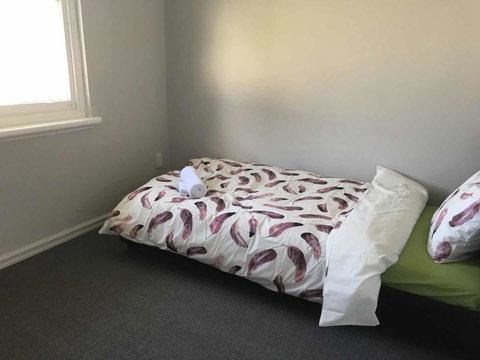 Maddington House Unit A - Kalgoorlie Accommodation 3