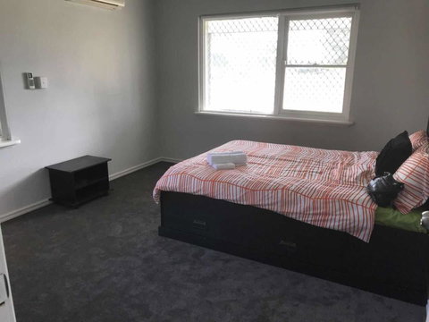 Maddington House Unit A - Kalgoorlie Accommodation 2