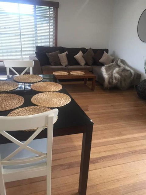 Melbourne Delightful & Comfortable Home. Sleeps 10. Walk To Train. 17 Km From CBD. - Kalgoorlie Accommodation 3