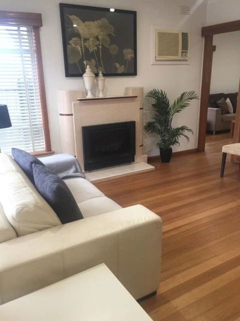 Melbourne Delightful & Comfortable Home. Sleeps 10. Walk To Train. 17 Km From CBD. - Kalgoorlie Accommodation 2