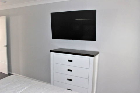 Michael's Place: Brand New Unit Close To Uni & CBD - Kalgoorlie Accommodation 3