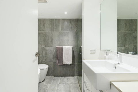 Modern Bronte Apt. W/ Ocean Views, Just Minutes Walk To Beach! - Kalgoorlie Accommodation 2