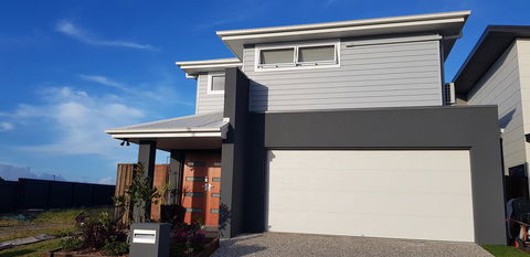 Modern Two-story Hampton Style House - Kalgoorlie Accommodation 0
