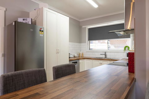 Mrs Brightside - Kalgoorlie Accommodation 2