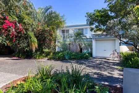 Mudjimba Esplanade Villa - Kalgoorlie Accommodation 1