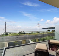 Nautilus 1 Luxury Retreat - Modern beachfront townhouse WiFi water views