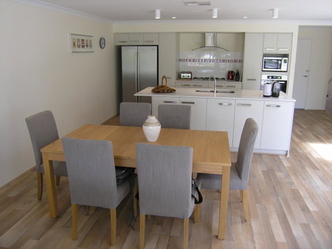 Swan Valley Townhouse - Kalgoorlie Accommodation 14