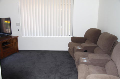 Byford House On The Scarp - Kalgoorlie Accommodation 13