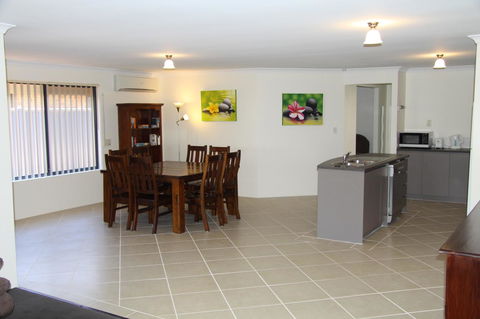 Byford House On The Scarp - Kalgoorlie Accommodation 5