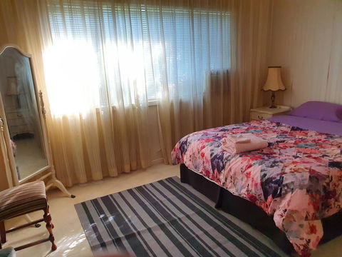 Airport HomeStay - Kalgoorlie Accommodation 3